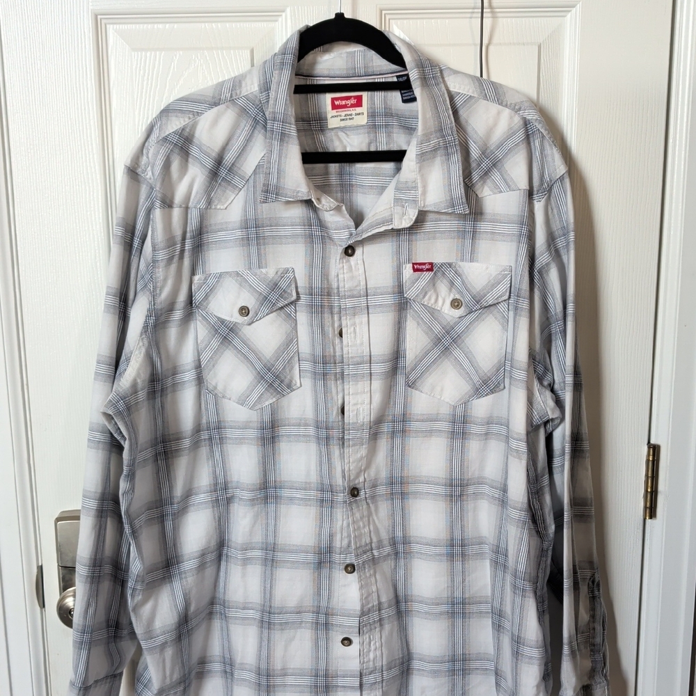 Wrangler Men's White and Gray Plaid Button-Up Shirt